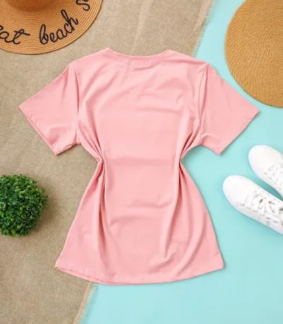 Camiseta para dama color rosado con diseño de mujer