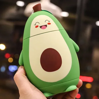 Botella de agua de cristal en forma aguacate con carita sonriente ojos descansados