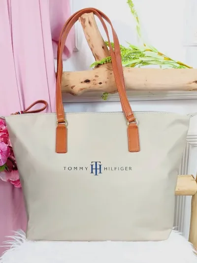 Bolso de hombro Tommy Hilfiger para dama color beige