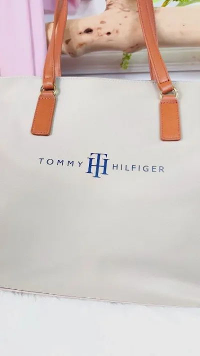 Bolso de hombro Tommy Hilfiger para dama color beige