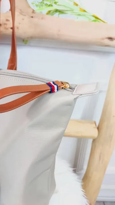 Bolso de hombro Tommy Hilfiger para dama color beige