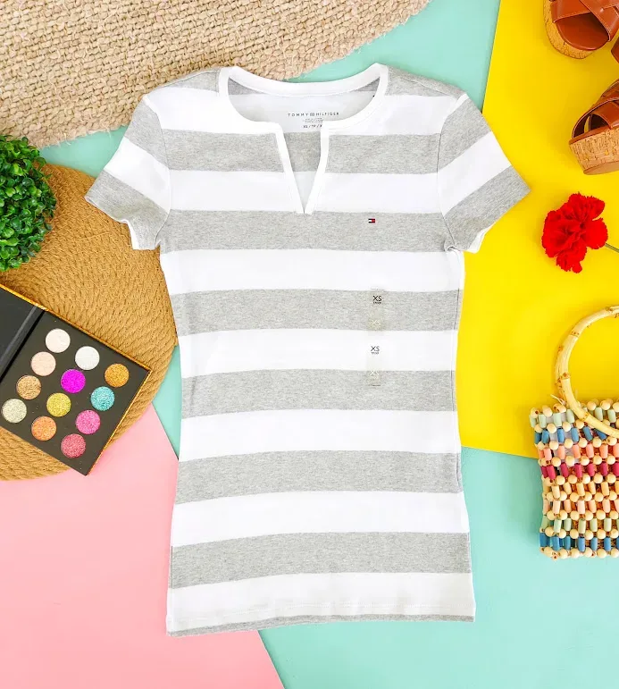 Camiseta Tommy Hilfiger para dama a rayas gris y blanco