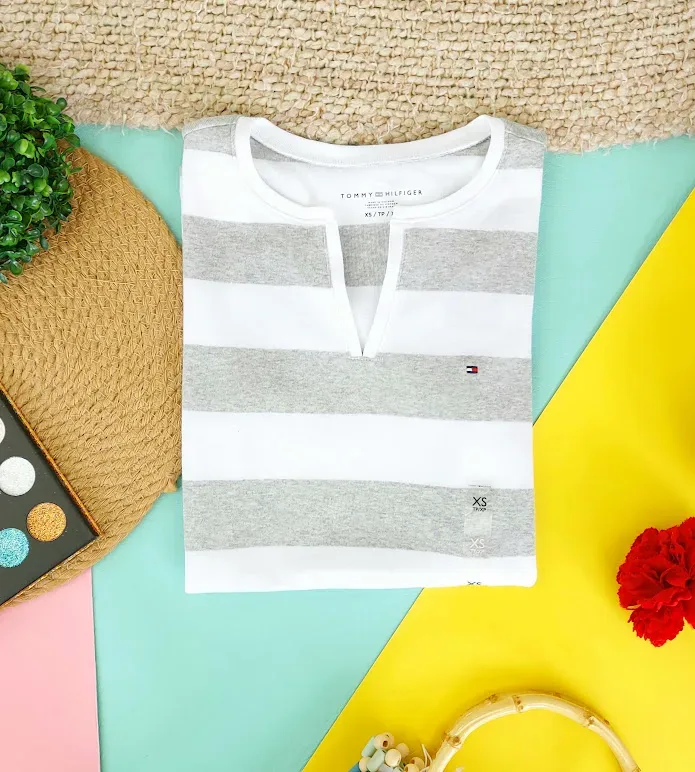 Camiseta Tommy Hilfiger para dama a rayas gris y blanco