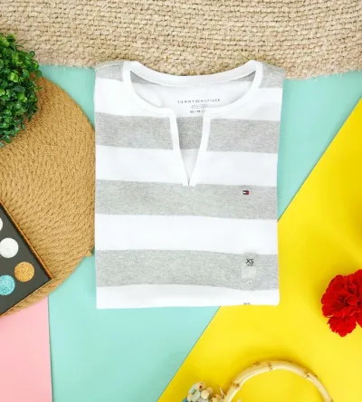 Camiseta Tommy Hilfiger para dama a rayas gris y blanco