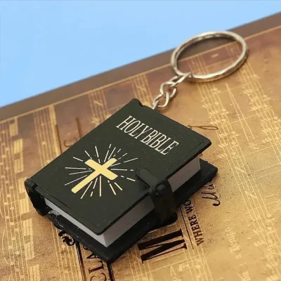 Llavero con diseño de biblia