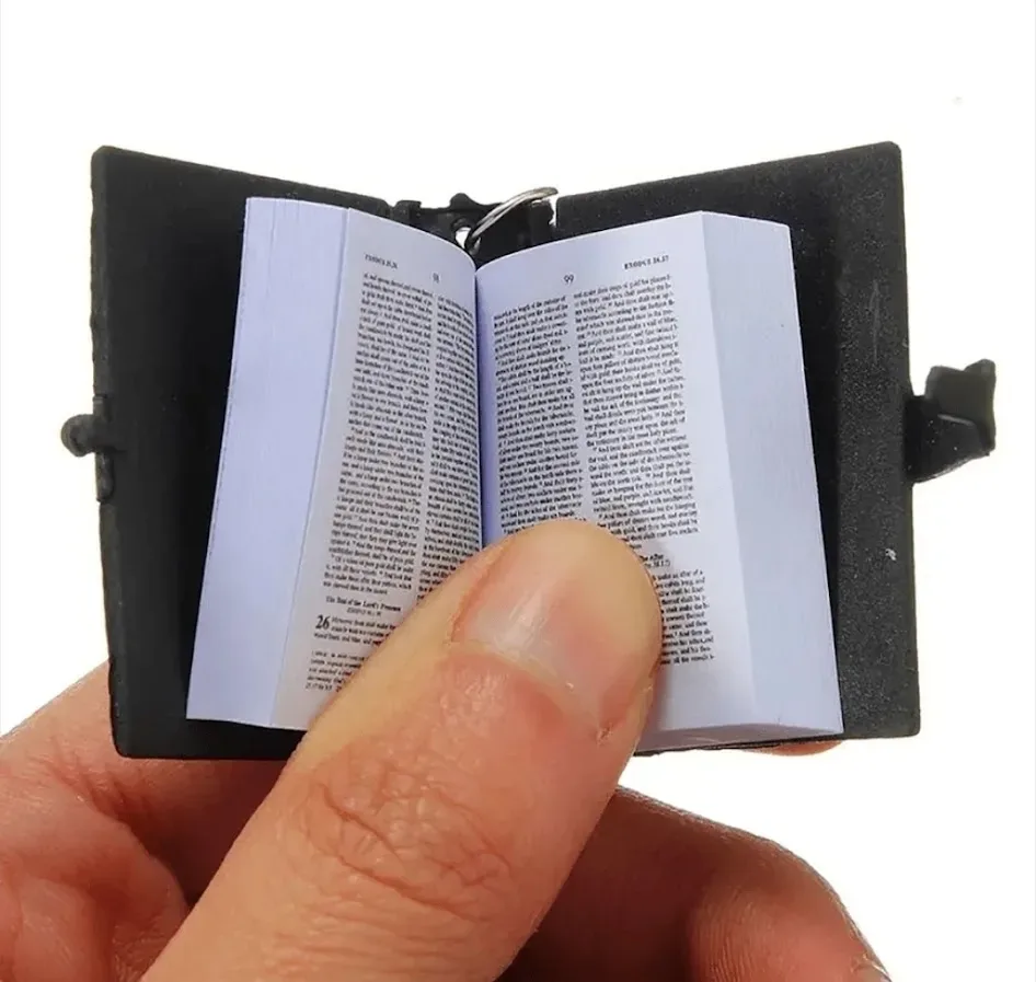 Llavero con diseño de biblia
