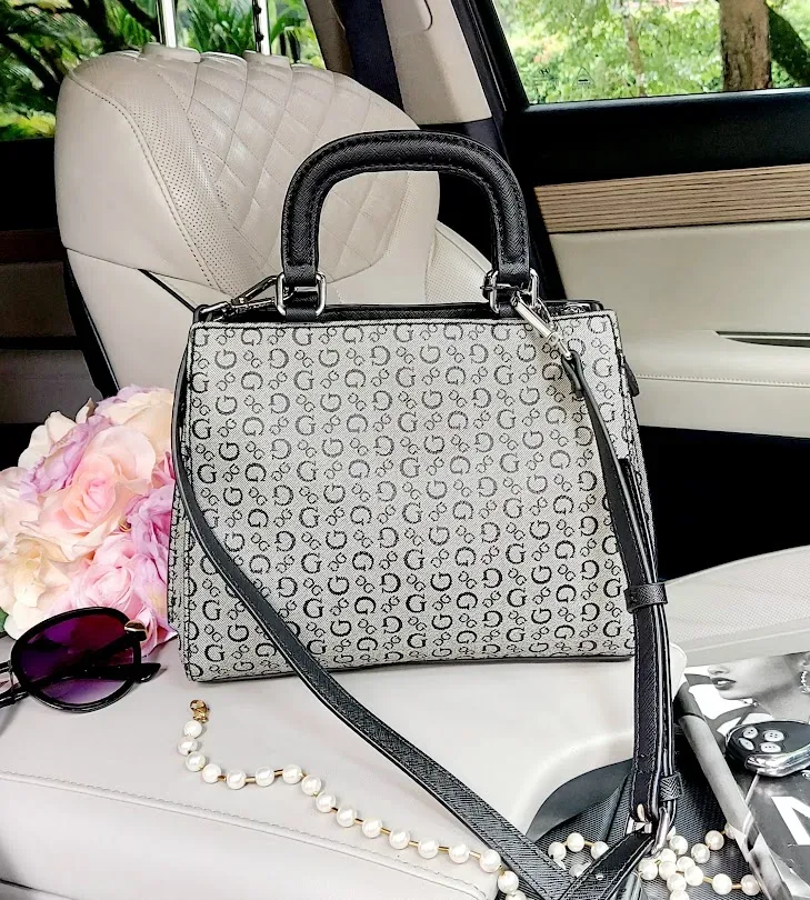 Bolso Guess para dama color gris