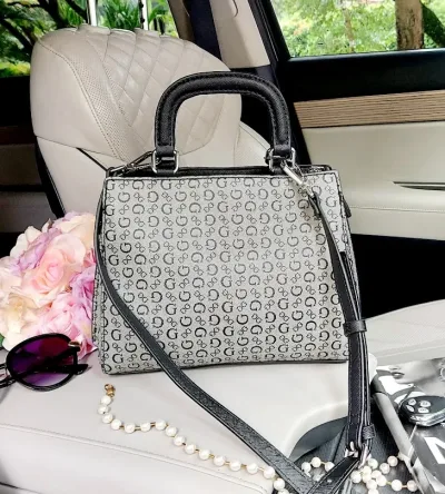 Bolso Guess para dama color gris