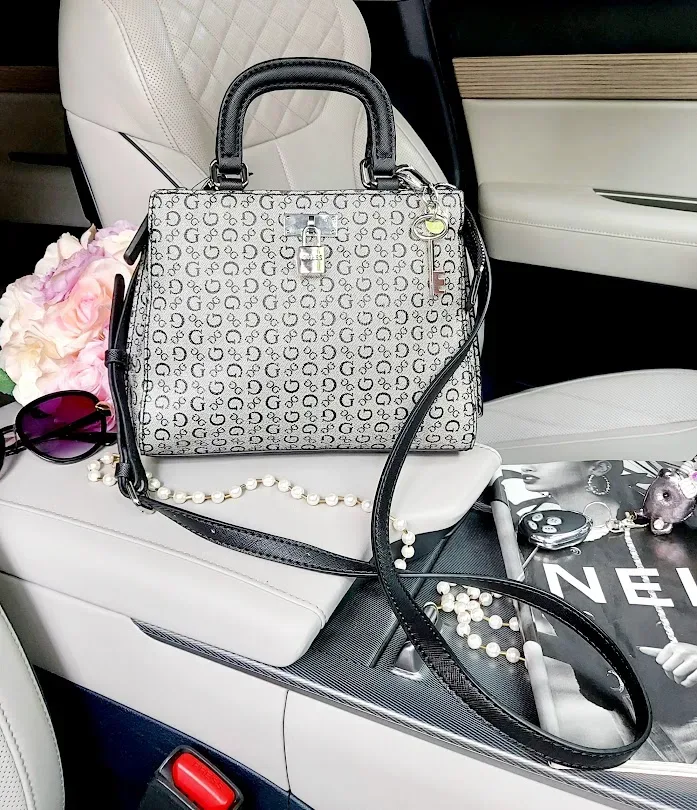 Bolso Guess para dama color gris