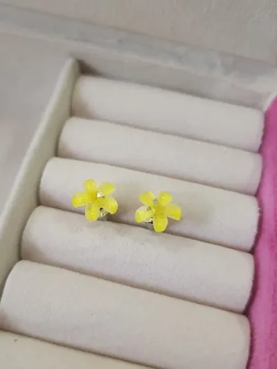 Par de aretes para dama diseño de flor amarilla