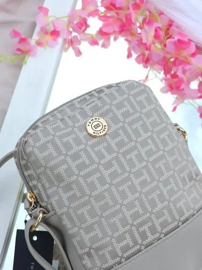 Bolso Tommy Hilfiger para dama color gris