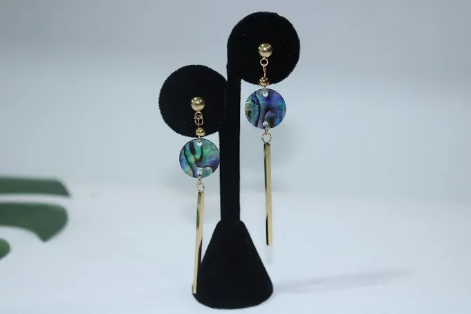 Aretes de concha de mar multicolor