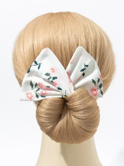 Cola de cabello para dama diseño floral color blanco