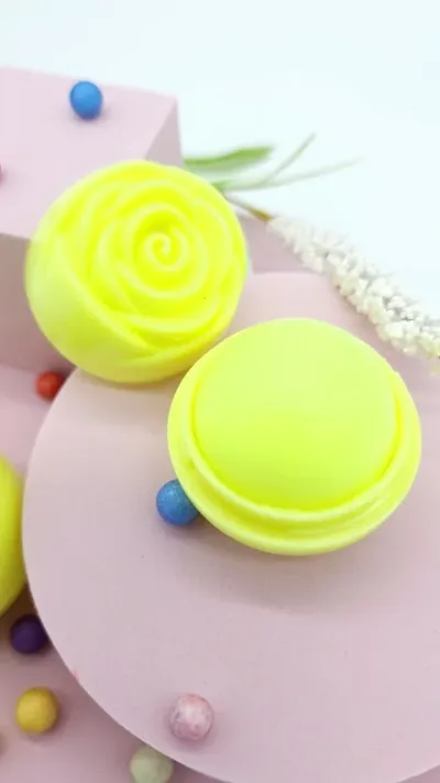 Bálsamo labial para dama aroma a rosas