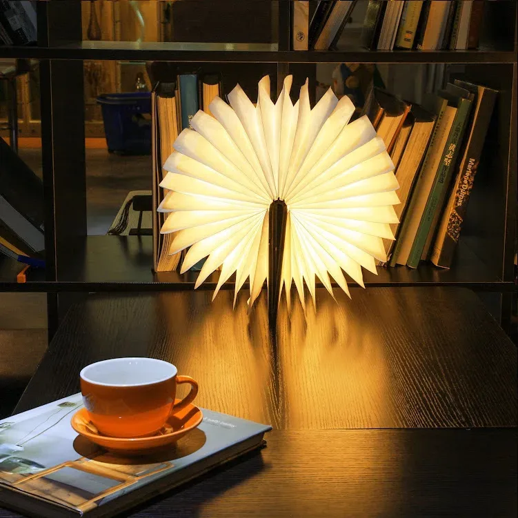 Lámpara LED acabado de madera en forma de libro