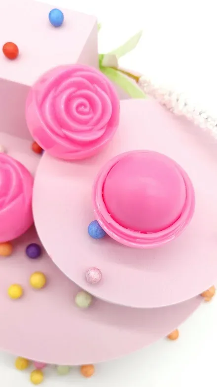 Bálsamo labial para dama aroma a rosas