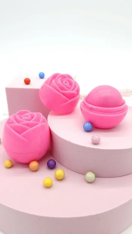 Bálsamo labial para dama aroma a rosas
