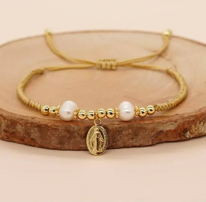 Pulsera tejida para dama color beige con dije de Jesús