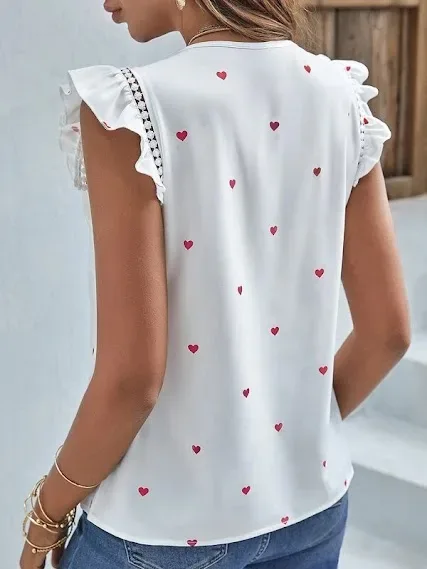 Blusa color blanca para dama con diseño de corazones.