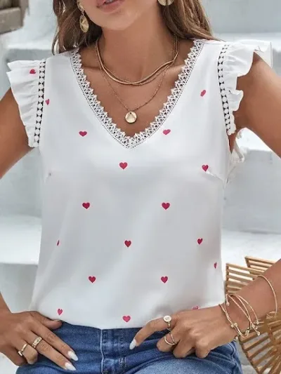 Blusa color blanca para dama con diseño de corazones.
