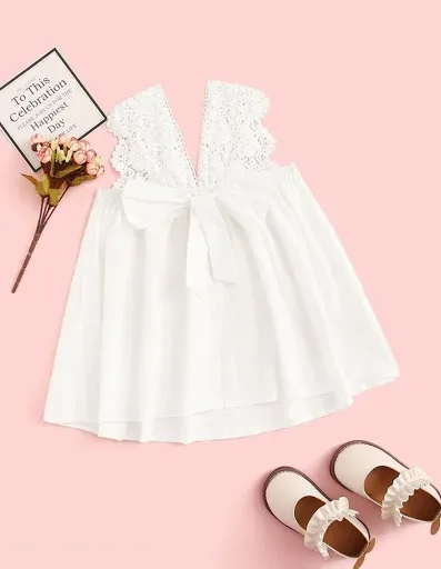 Vestido para niña color blanco con lazo en la espalda