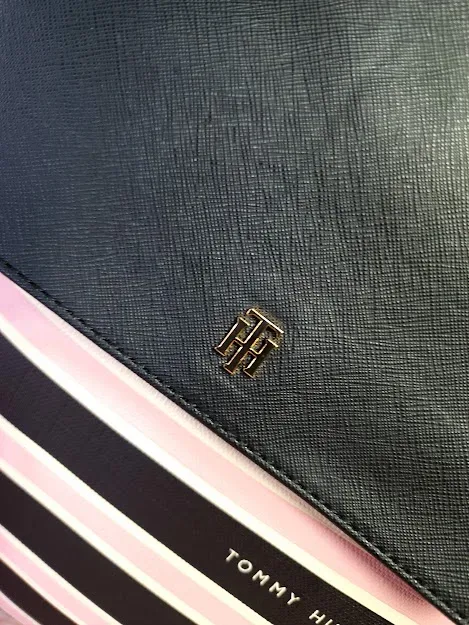 Mochila Tommy Hilfiger para dama color negro