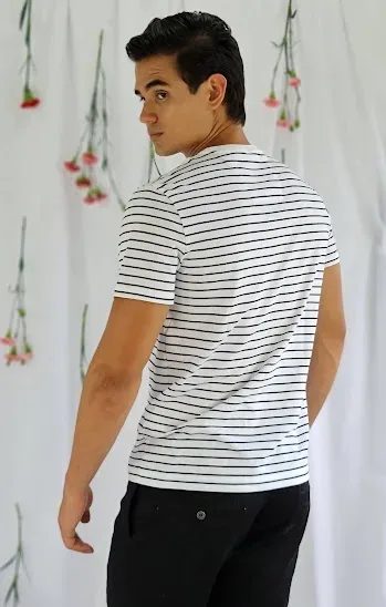 Camiseta Nautica para caballero color blanco con rayas azules