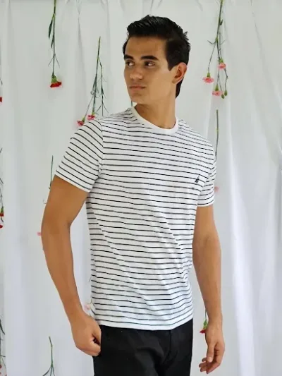 Camiseta Nautica para caballero color blanco con rayas azules