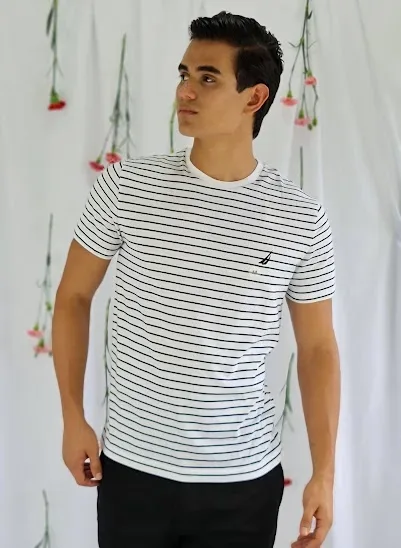 Camiseta Nautica para caballero color blanco con rayas azules