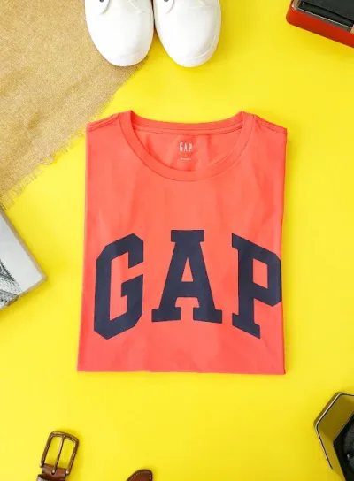 Camiseta GAP para caballero color coral