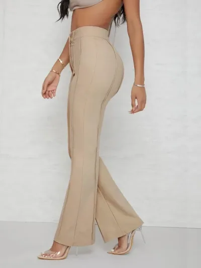 Pantalón para dama color beige de pierna amplia con costura delantera