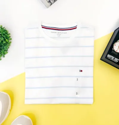Camiseta Tommy Hilfiger para caballero, color blanco con rayas celeste