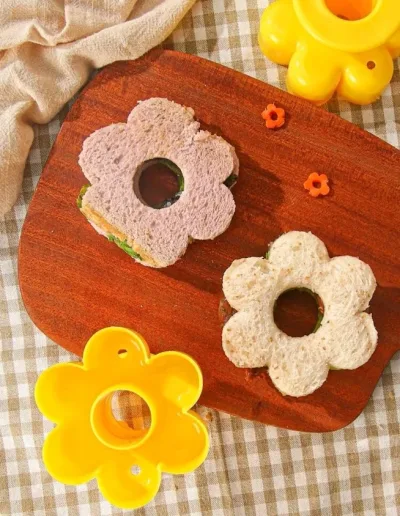 1 Pieza molde con diseño de flor para hacer galletas o sándwich