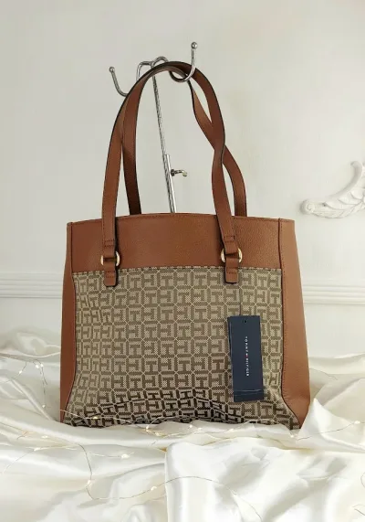 Bolso Tommy Hilfiger para dama color café