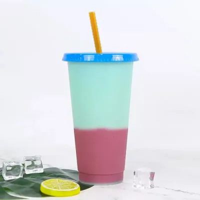 Vaso turquesa con pajilla multicolor.