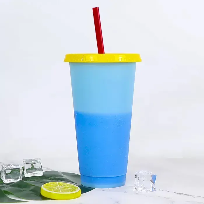 Vaso azul con pajilla multicolor.