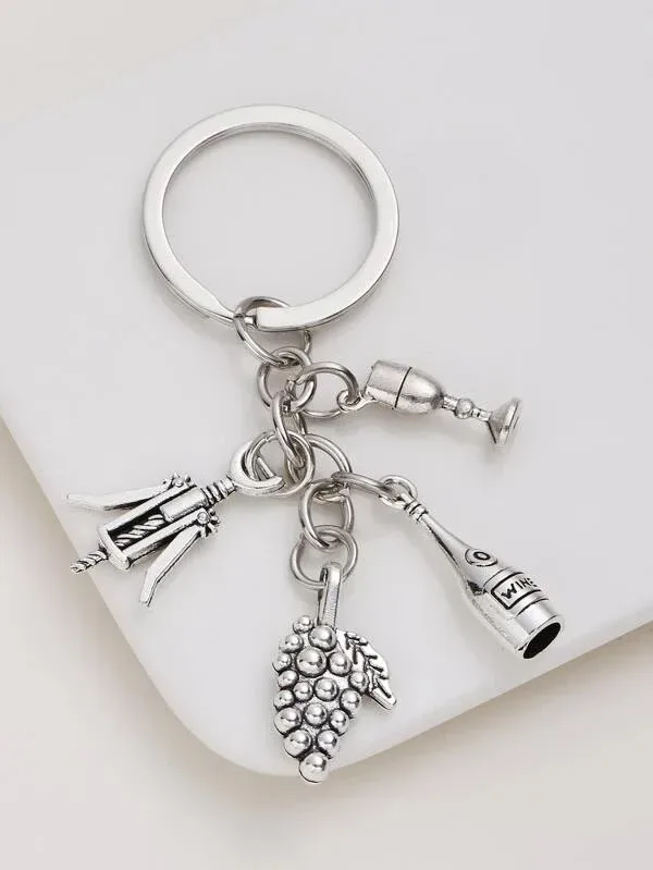 LLavero con diseño de accesorios de vino