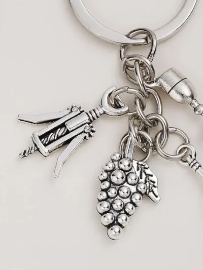 LLavero con diseño de accesorios de vino
