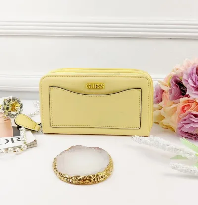 Cartera Guess para dama color amarillo
