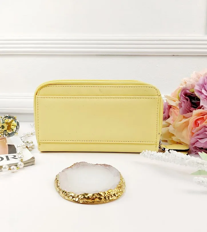Cartera Guess para dama color amarillo