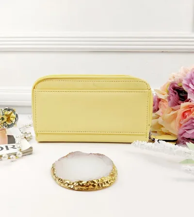 Cartera Guess para dama color amarillo