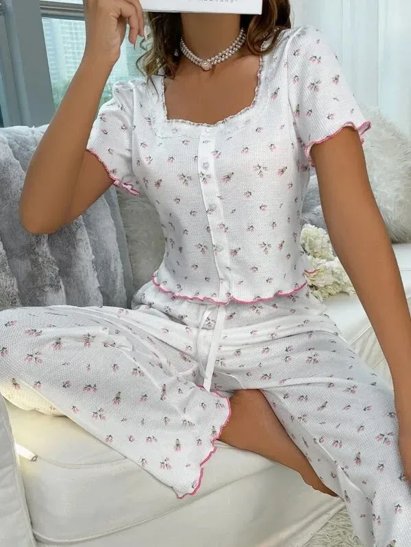 Pijama con diseño floral