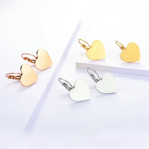 Trio de aretes de acero inoxidable  para dama diseño corazón