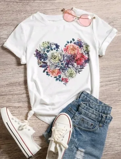Camiseta para dama color blanco con diseño corazón de flores