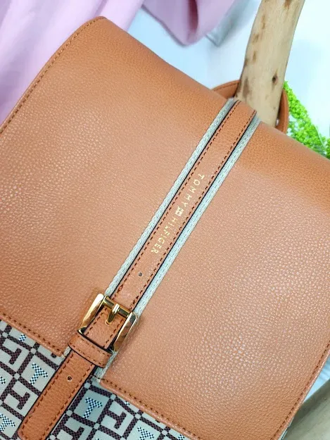 Mochila Tommy Hilfiger para dama color beige