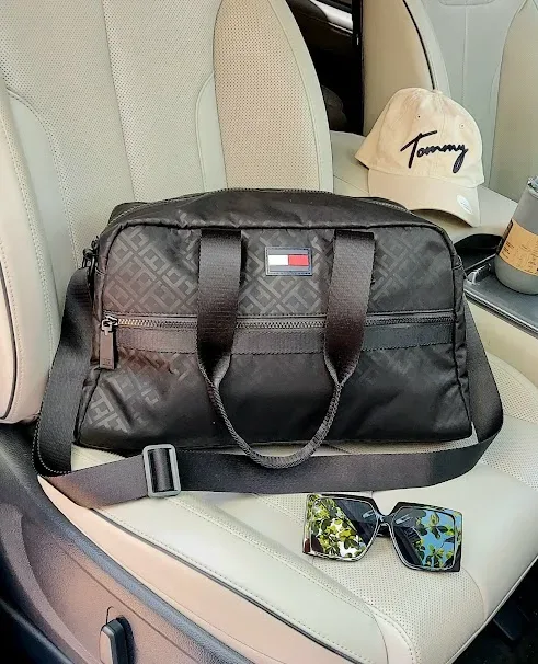 Bolso Tommy Hilfiger para dama color negro