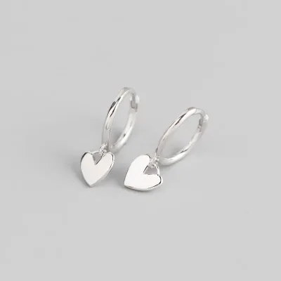 Aretes de fantasía con diseño de corazon.