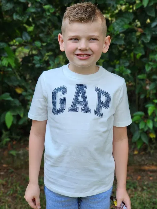 Camiseta Gap para niño color blanco con azul
