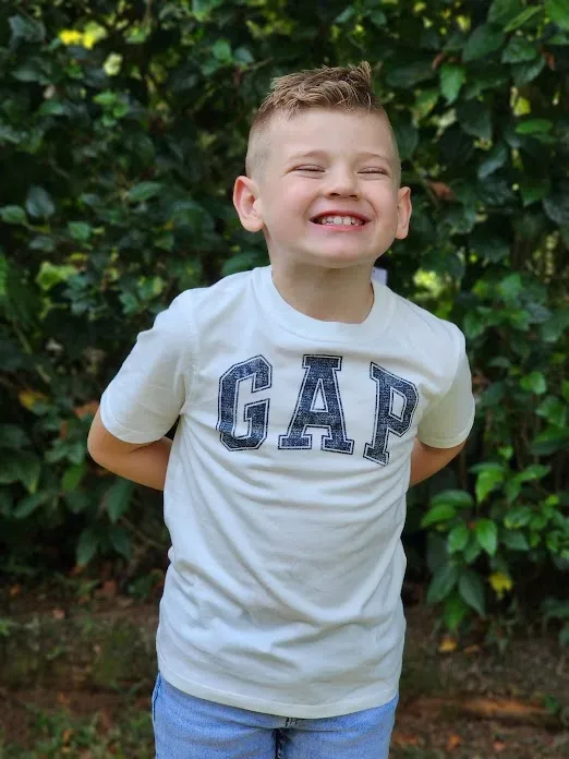 Camiseta Gap para niño color blanco con azul