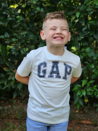 Camiseta Gap para niño color blanco con azul